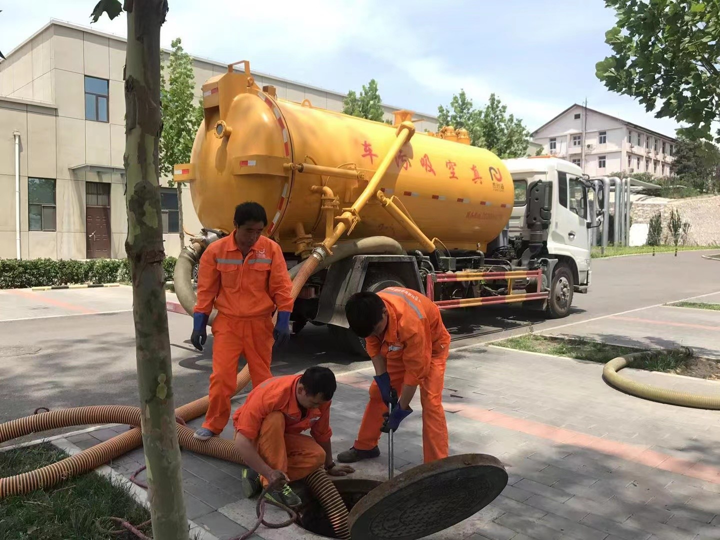 武川管道疏通车停在窨井附近