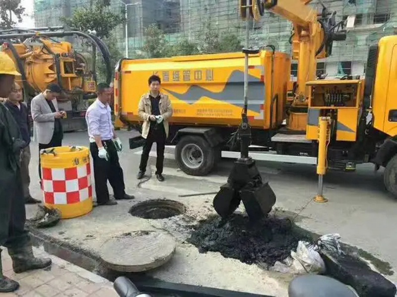 武川街道：网格员化身“清道夫”，为民解忧疏通“堵心”化粪池