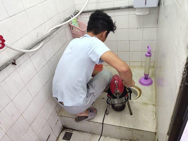 武川肥皂掉到马桶里把马桶堵住了怎么办？马桶堵住了怎么办