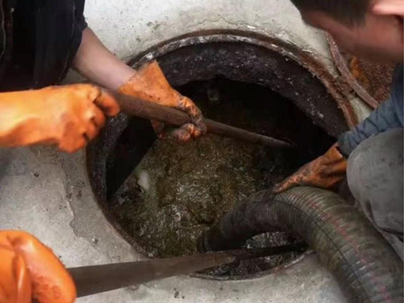 武川清理化粪池时如何避免沼气的危害？